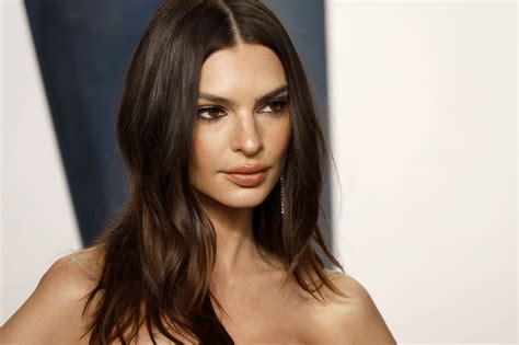 emily ratajkowski nacktfotos|Emily Ratajkowski is completely topless in new video